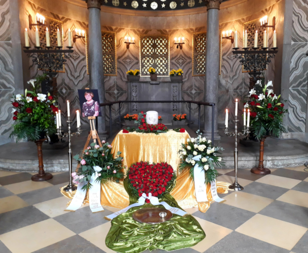 Trauerdekoration in einer Kirche