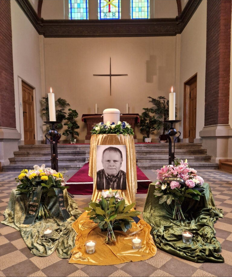 Urne und Blumenschmuck in einer Kirche